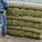 catasta di prato a rotoli che sta per essere posato su un terreno prima preparato a dovere